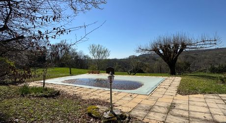  Demeure de caractère, de plain pied, avec une très belle vue, 4 chambres et une piscine, au pied des sites majeurs de la Vallée de la Dordogne.