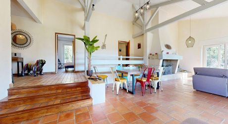  Demeure de caractère, de plain pied, avec une très belle vue, 4 chambres et une piscine, au pied des sites majeurs de la Vallée de la Dordogne.