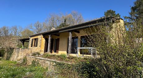  Demeure de caractère, de plain pied, avec une très belle vue, 4 chambres et une piscine, au pied des sites majeurs de la Vallée de la Dordogne.