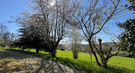  Demeure de caractère, de plain pied, avec une très belle vue, 4 chambres et une piscine, au pied des sites majeurs de la Vallée de la Dordogne.