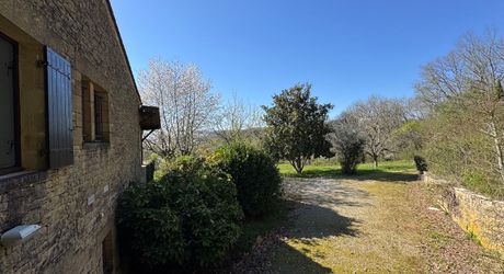  Demeure de caractère, de plain pied, avec une très belle vue, 4 chambres et une piscine, au pied des sites majeurs de la Vallée de la Dordogne.