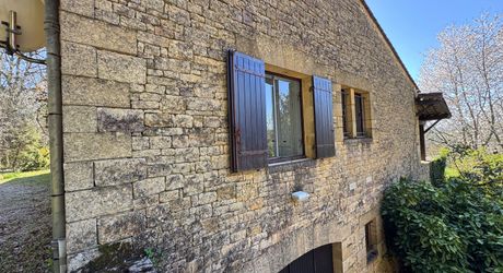  Demeure de caractère, de plain pied, avec une très belle vue, 4 chambres et une piscine, au pied des sites majeurs de la Vallée de la Dordogne.