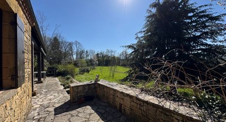  Demeure de caractère, de plain pied, avec une très belle vue, 4 chambres et une piscine, au pied des sites majeurs de la Vallée de la Dordogne.