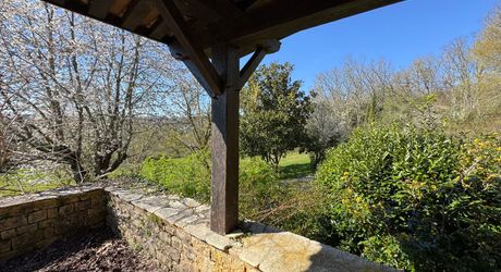  Demeure de caractère, de plain pied, avec une très belle vue, 4 chambres et une piscine, au pied des sites majeurs de la Vallée de la Dordogne.