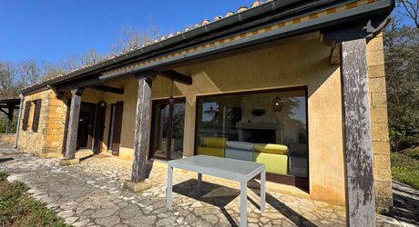  Demeure de caractère, de plain pied, avec une très belle vue, 4 chambres et une piscine, au pied des sites majeurs de la Vallée de la Dordogne.