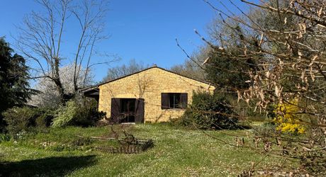  Demeure de caractère, de plain pied, avec une très belle vue, 4 chambres et une piscine, au pied des sites majeurs de la Vallée de la Dordogne.