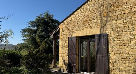  Demeure de caractère, de plain pied, avec une très belle vue, 4 chambres et une piscine, au pied des sites majeurs de la Vallée de la Dordogne.