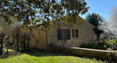 Demeure de caractère, de plain pied, avec une très belle vue, 4 chambres et une piscine, au pied des sites majeurs de la Vallée de la Dordogne.