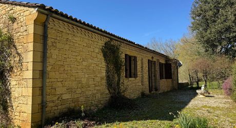  Demeure de caractère, de plain pied, avec une très belle vue, 4 chambres et une piscine, au pied des sites majeurs de la Vallée de la Dordogne.