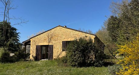  Demeure de caractère, de plain pied, avec une très belle vue, 4 chambres et une piscine, au pied des sites majeurs de la Vallée de la Dordogne.