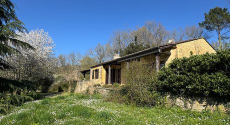  Demeure de caractère, de plain pied, avec une très belle vue, 4 chambres et une piscine, au pied des sites majeurs de la Vallée de la Dordogne.