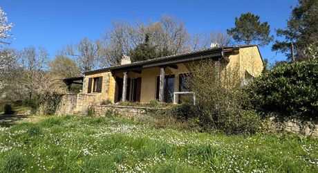  Demeure de caractère, de plain pied, avec une très belle vue, 4 chambres et une piscine, au pied des sites majeurs de la Vallée de la Dordogne.