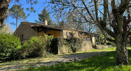  Demeure de caractère, de plain pied, avec une très belle vue, 4 chambres et une piscine, au pied des sites majeurs de la Vallée de la Dordogne.