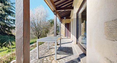  Demeure de caractère, de plain pied, avec une très belle vue, 4 chambres et une piscine, au pied des sites majeurs de la Vallée de la Dordogne.