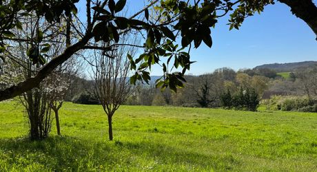  Demeure de caractère, de plain pied, avec une très belle vue, 4 chambres et une piscine, au pied des sites majeurs de la Vallée de la Dordogne.