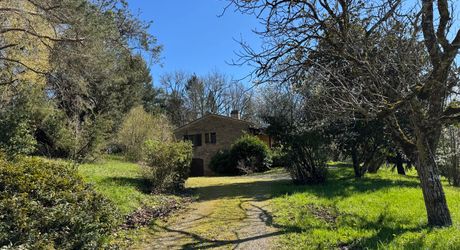  Demeure de caractère, de plain pied, avec une très belle vue, 4 chambres et une piscine, au pied des sites majeurs de la Vallée de la Dordogne.