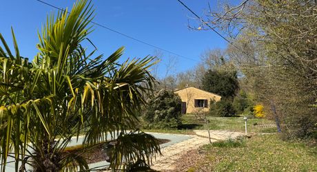  Demeure de caractère, de plain pied, avec une très belle vue, 4 chambres et une piscine, au pied des sites majeurs de la Vallée de la Dordogne.