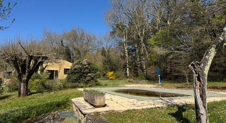  Demeure de caractère, de plain pied, avec une très belle vue, 4 chambres et une piscine, au pied des sites majeurs de la Vallée de la Dordogne.