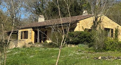  Demeure de caractère, de plain pied, avec une très belle vue, 4 chambres et une piscine, au pied des sites majeurs de la Vallée de la Dordogne.