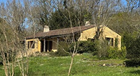  Demeure de caractère, de plain pied, avec une très belle vue, 4 chambres et une piscine, au pied des sites majeurs de la Vallée de la Dordogne.