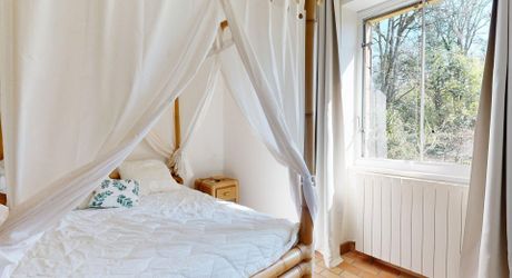 Demeure de caractère, de plain pied, avec une très belle vue, 4 chambres et une piscine, au pied des sites majeurs de la Vallée de la Dordogne.