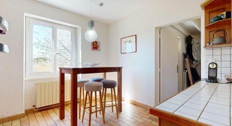  Demeure de caractère, de plain pied, avec une très belle vue, 4 chambres et une piscine, au pied des sites majeurs de la Vallée de la Dordogne.