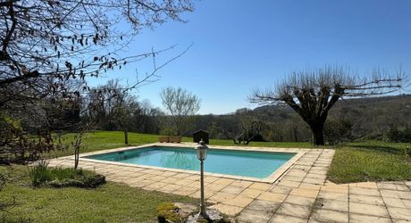  Demeure de caractère, de plain pied, avec une très belle vue, 4 chambres et une piscine, au pied des sites majeurs de la Vallée de la Dordogne.