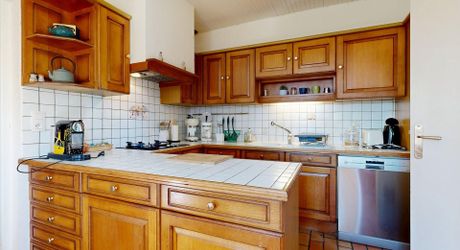  Demeure de caractère, de plain pied, avec une très belle vue, 4 chambres et une piscine, au pied des sites majeurs de la Vallée de la Dordogne.