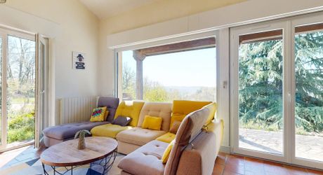  Demeure de caractère, de plain pied, avec une très belle vue, 4 chambres et une piscine, au pied des sites majeurs de la Vallée de la Dordogne.