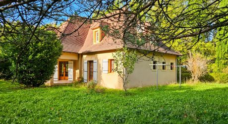 Maison 8 pièces spacieuse à Sainte-Foy-de-Longas