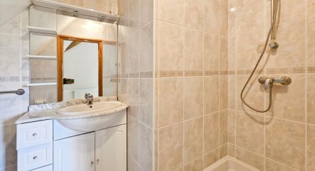 Maison 8 pièces spacieuse à Sainte-Foy-de-Longas