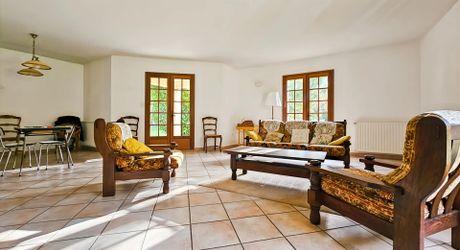 Maison 8 pièces spacieuse à Sainte-Foy-de-Longas