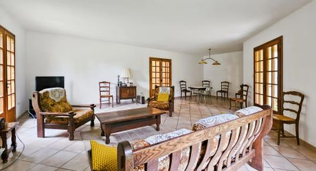 Maison 8 pièces spacieuse à Sainte-Foy-de-Longas