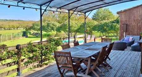 Maison ossature bois avec vaste séjour, suites, piscine et panneaux solaires