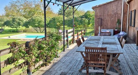 Maison ossature bois avec vaste séjour, suites, piscine et panneaux solaires