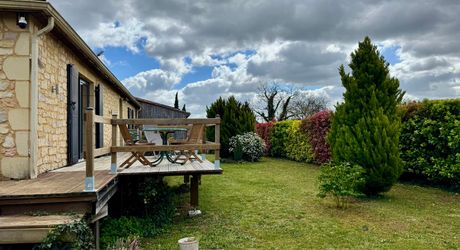 Maison ossature bois avec vaste séjour, suites, piscine et panneaux solaires
