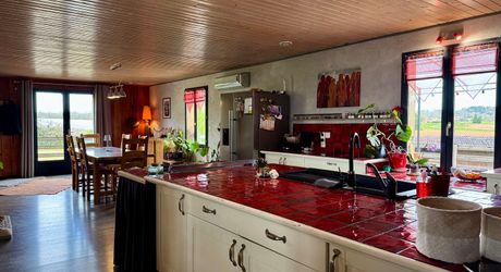 Maison ossature bois avec vaste séjour, suites, piscine et panneaux solaires