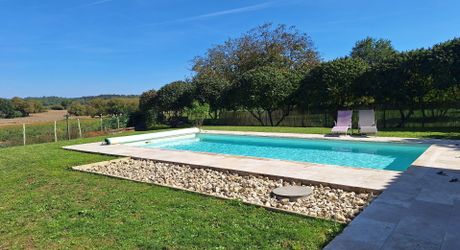 Maison ossature bois avec vaste séjour, suites, piscine et panneaux solaires