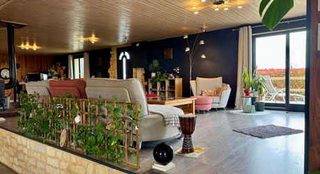 Maison ossature bois avec vaste séjour, suites, piscine et panneaux solaires