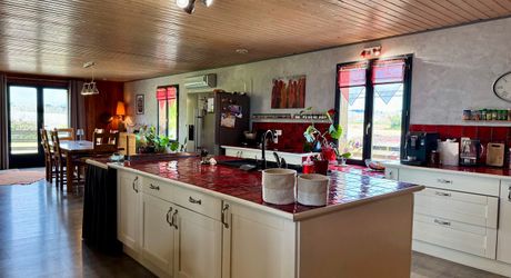 Maison ossature bois avec vaste séjour, suites, piscine et panneaux solaires