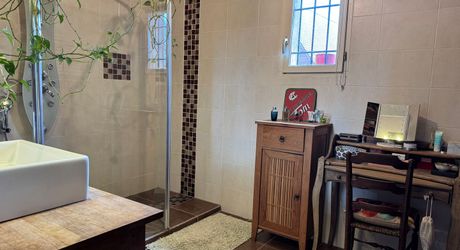 Maison ossature bois avec vaste séjour, suites, piscine et panneaux solaires