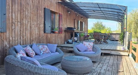 Maison ossature bois avec vaste séjour, suites, piscine et panneaux solaires