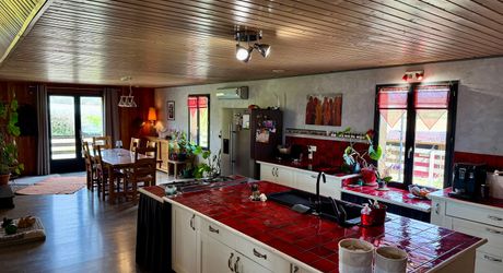 Maison ossature bois avec vaste séjour, suites, piscine et panneaux solaires