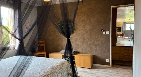 Maison ossature bois avec vaste séjour, suites, piscine et panneaux solaires