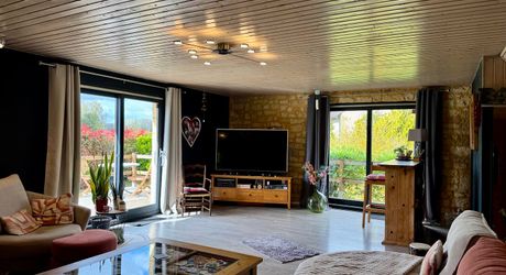 Maison ossature bois avec vaste séjour, suites, piscine et panneaux solaires