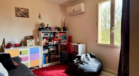 Maison ossature bois avec vaste séjour, suites, piscine et panneaux solaires