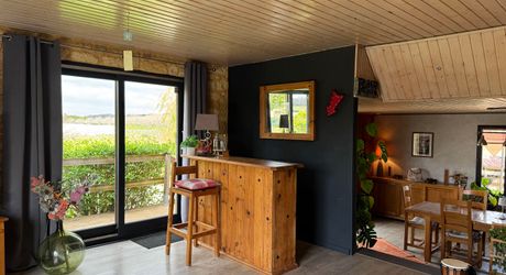 Maison ossature bois avec vaste séjour, suites, piscine et panneaux solaires