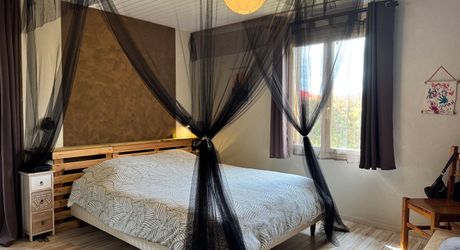 Maison ossature bois avec vaste séjour, suites, piscine et panneaux solaires