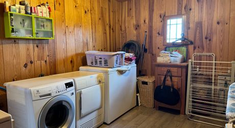 Maison ossature bois avec vaste séjour, suites, piscine et panneaux solaires