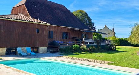 Maison ossature bois avec vaste séjour, suites, piscine et panneaux solaires